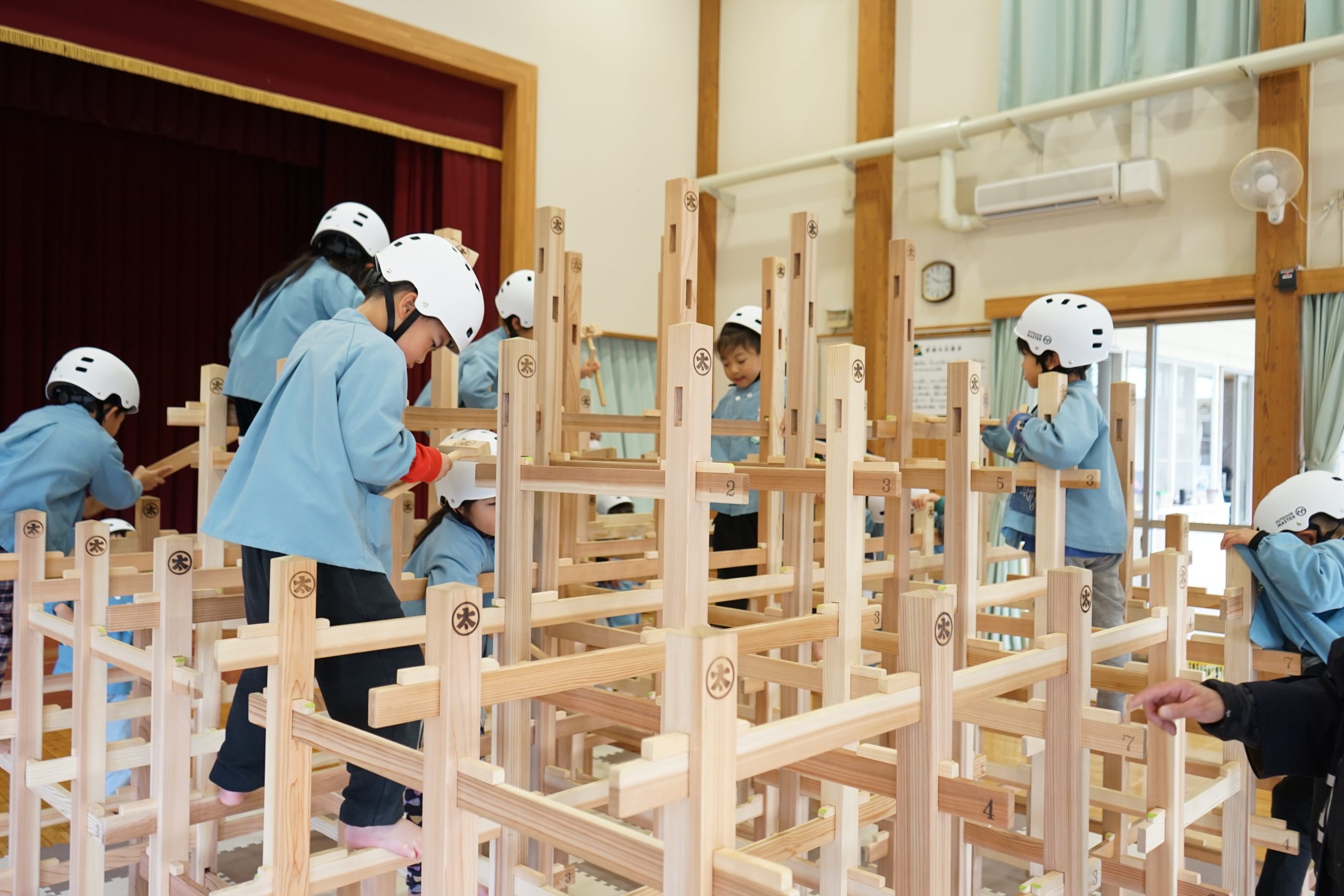 木育活動　木のジャングルジム「くむんだー」