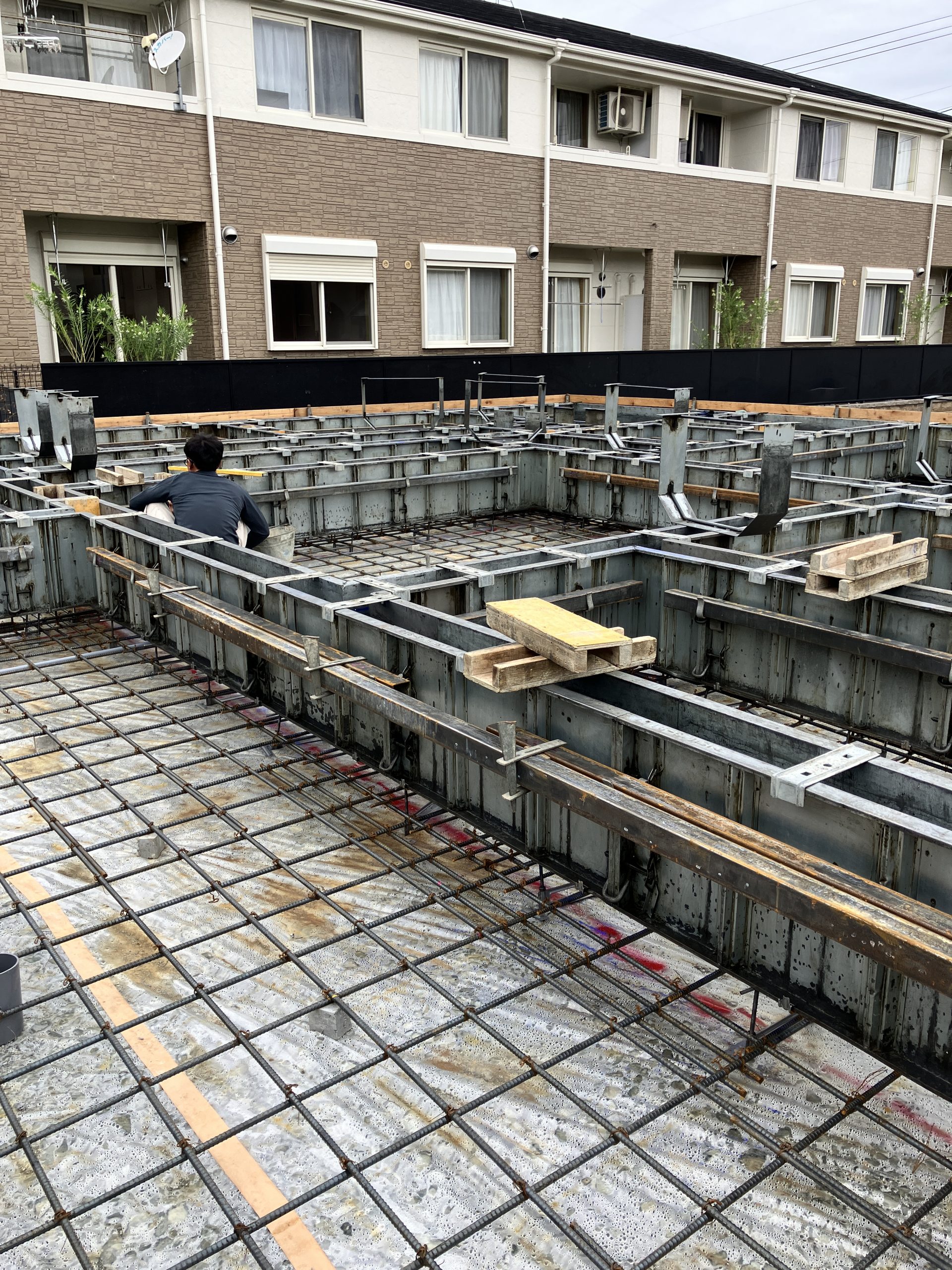 ベタ基礎一体打ち工法の型枠施工